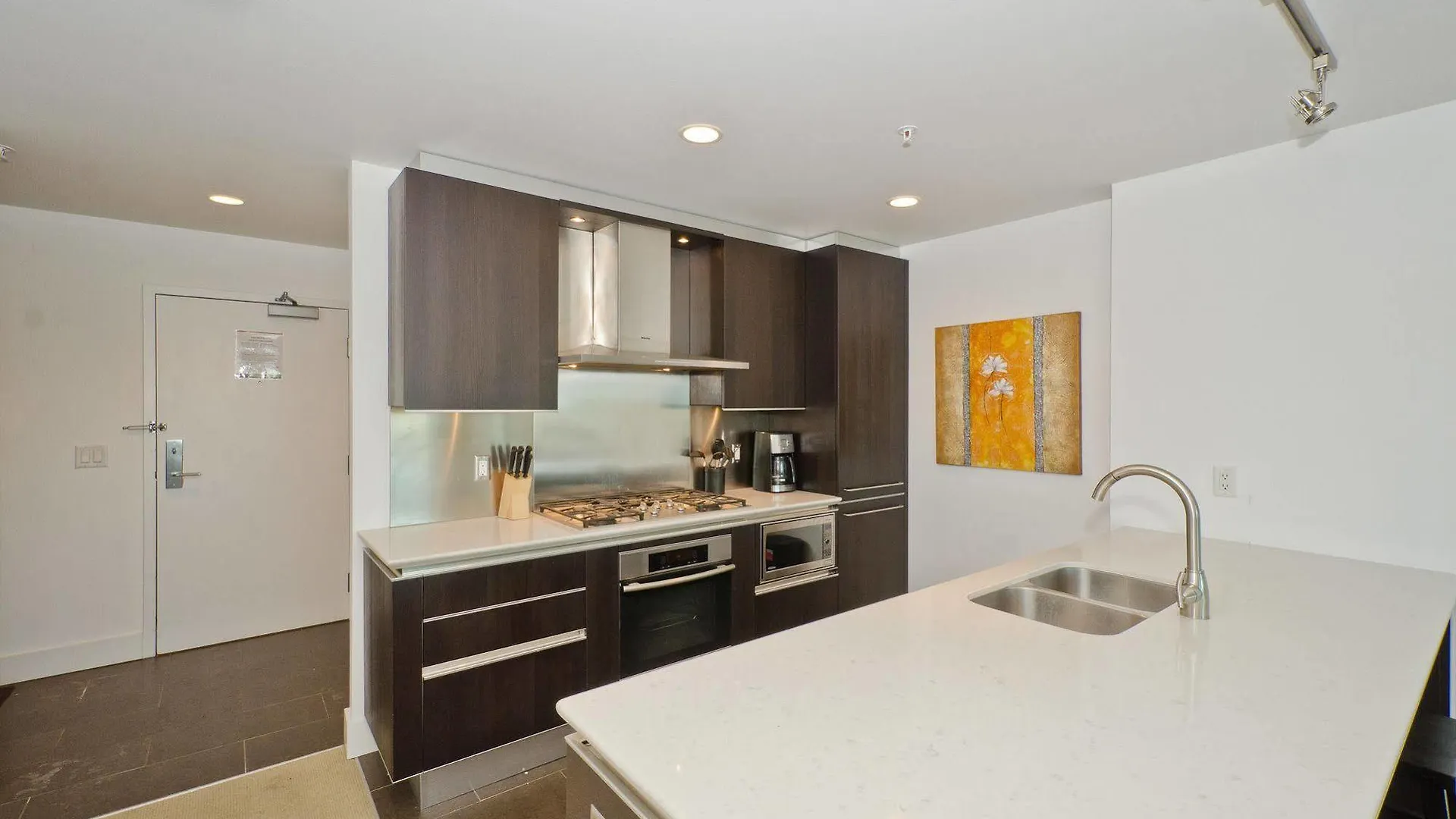 Executive Suites By Roseman - Keynote YYC 0*,